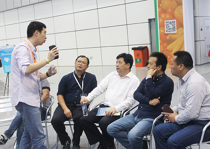 江蘇省如皋市動物衛(wèi)生監(jiān)督所魏所長認真聆聽 