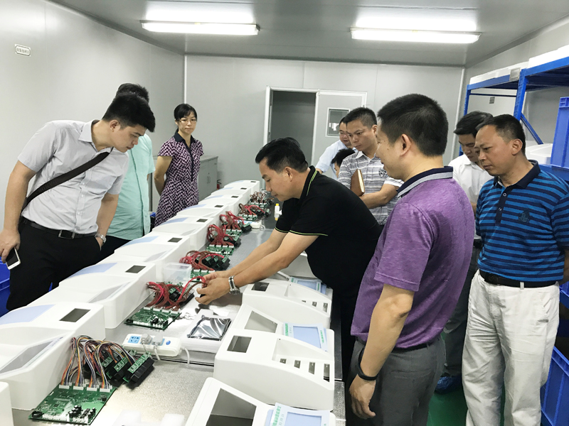 佛山市南海區(qū)食品藥品監(jiān)督管理局領(lǐng)導(dǎo)蒞臨我司參觀指導(dǎo)