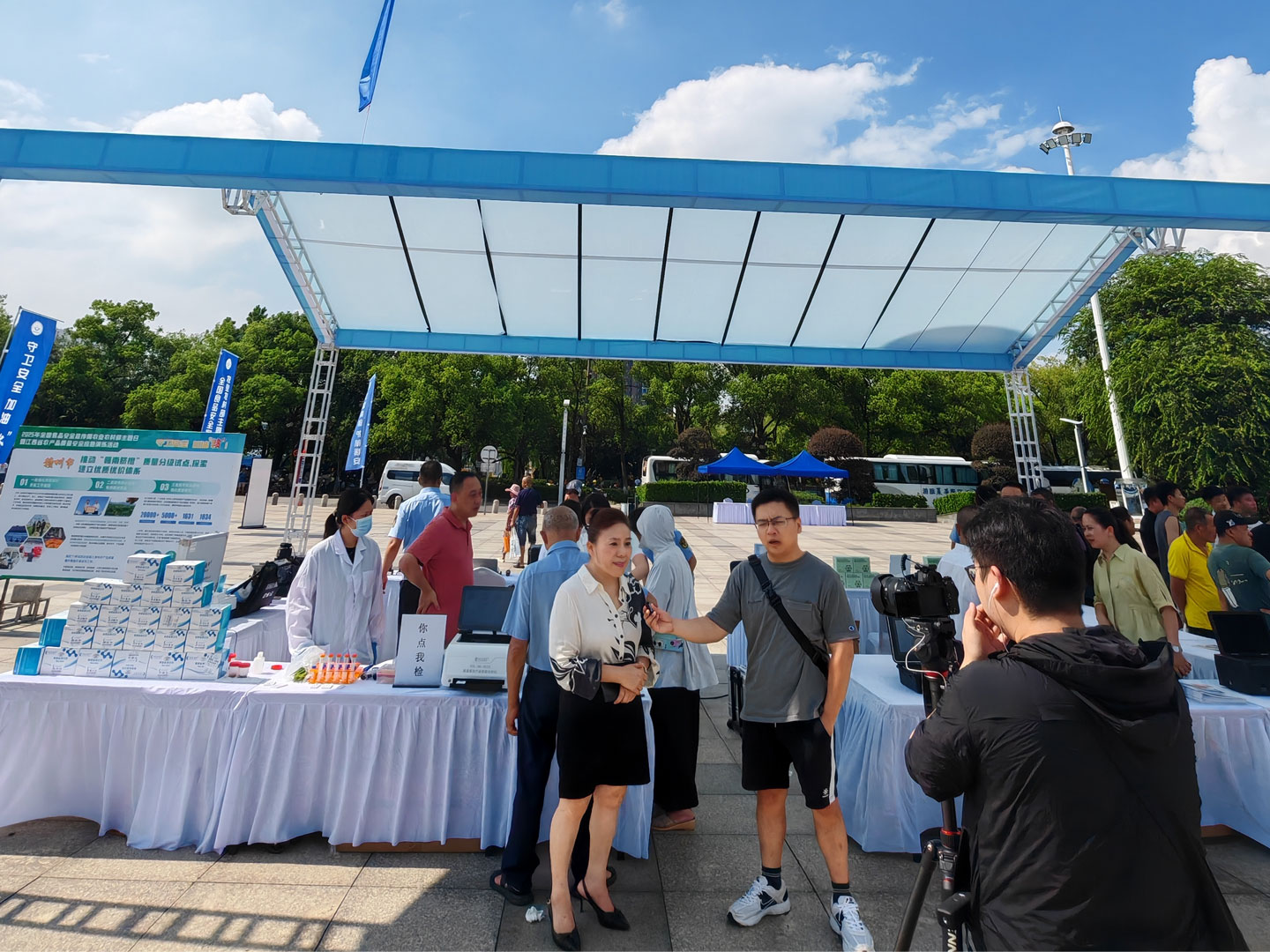 1754046917961115.jpg 25農(nóng)業(yè)部食安活動日_我司在接受江西省電視臺采訪.jpg
